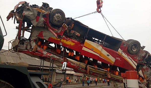 badan-bus-tertabrak-ka-parahyangan-di-karawang-berhasil-dievakuasi